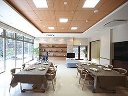明るく広々とした食堂