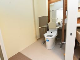 バリアフリー対応のトイレ設備