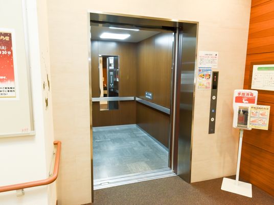 広くて明るいエレベーター