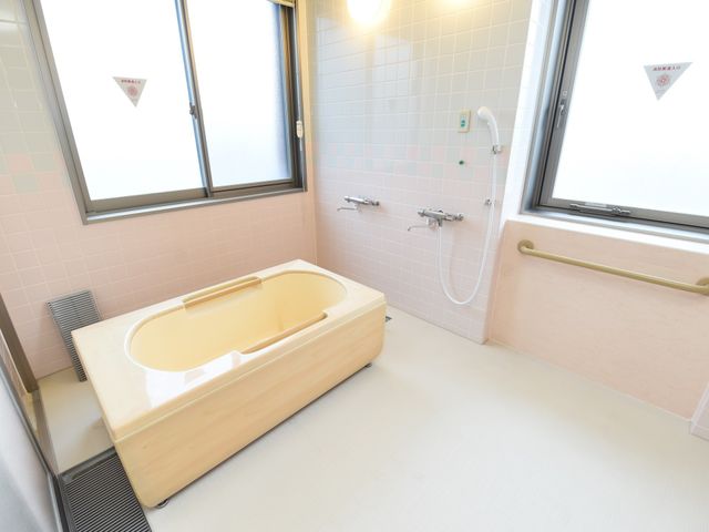 明るい浴室のエリア