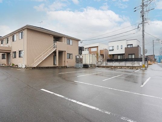 建物外観と駐車場  
