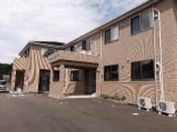 明るい日差しの外観