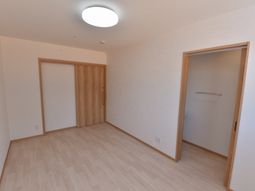 シンプルな居室の空間