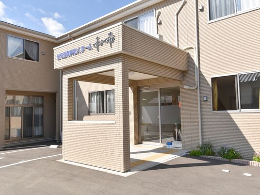 明るい外観のエントランス