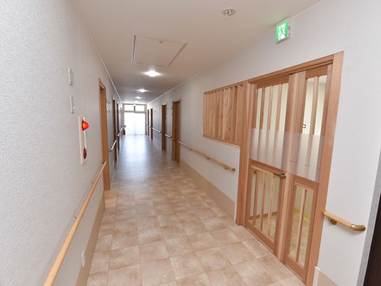 明るい清潔な廊下