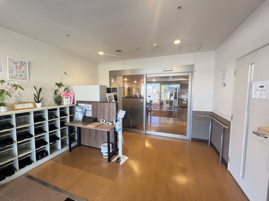 明るい受付と廊下の様子