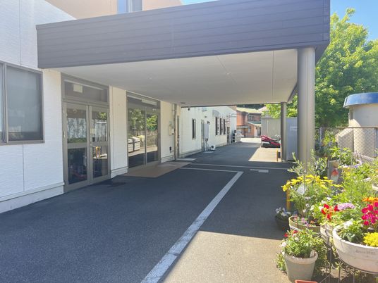 エントランス周りの明るい景色