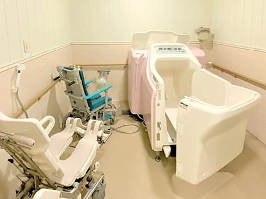 清潔な介助用浴室設備