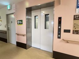 明るい廊下にあるエレベーター