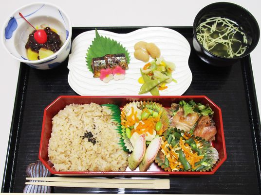 栄養バランス考慮した食事提供