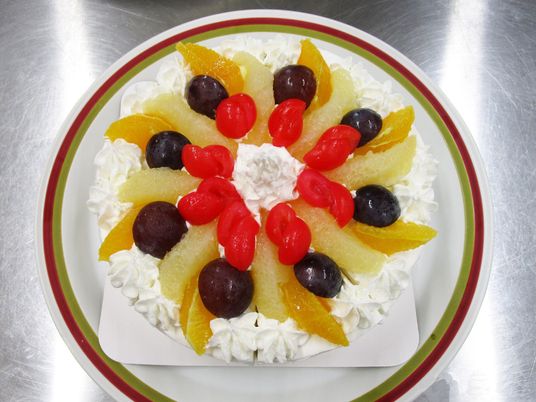 手作りの華やかなケーキ