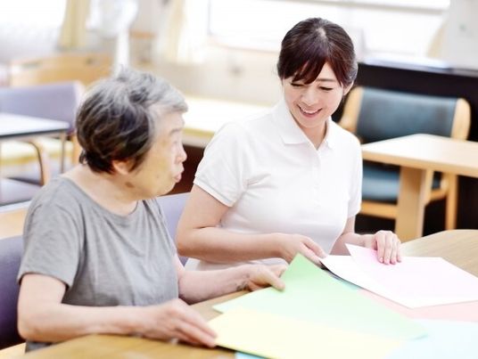 利用者と向き合うスタッフの姿