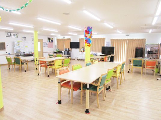 広々とした共有ダイニング