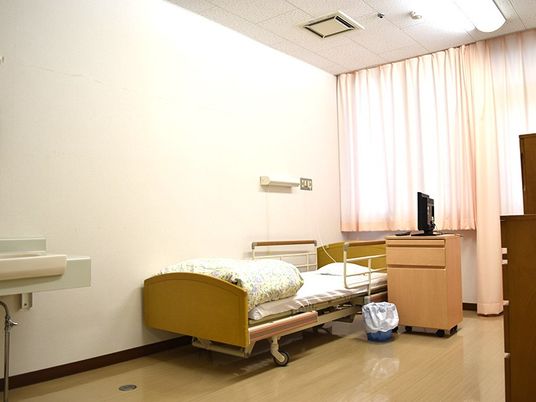 明るい居室のベッド  