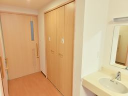 清潔な洗面台とクローゼット
