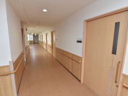 明るい通路の廊下