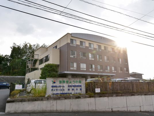 日差し照る施設の外観