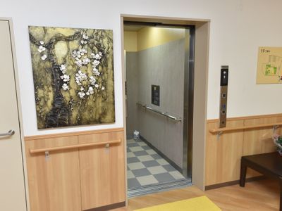 エレベーターとアート作品
