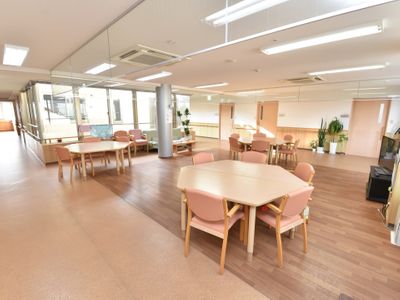 広々とした明るい食堂