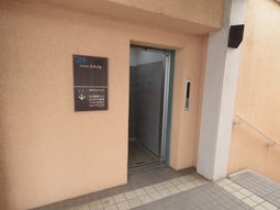 エントランス看板と階段