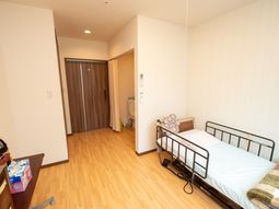 居室のベッドと入口