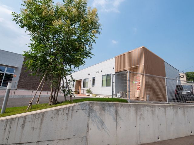快適な職場環境の施設外観 外観 開放的な外観と整った設備が自慢の、働きやすい職場環境を提供しています。