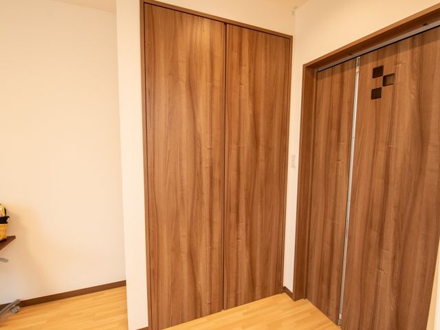 ケア施設の居室扉 居室 落ち着いた色合いの居室で、利用者様に温もりのあるケアを提供してくださるスタッフを募集しています。