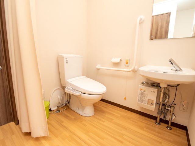 手すり付きトイレ空間 トイレ 日々の介護に必要なバリアフリー設計のトイレです。快適な環境での勤務が可能です。