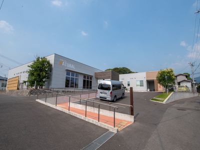 広々とした施設外観