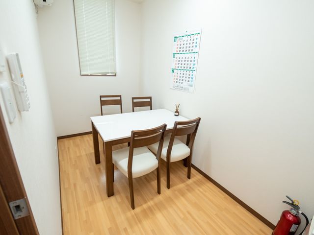 整備された食事スペース ダイニングルーム 清潔感あるダイニングルームで、入居者様の食事サポートを行います。