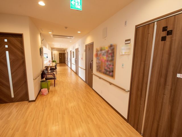 清潔な廊下の一角 廊下 手入れの行き届いた廊下が印象的です。日々のお仕事を通じて、快適な空間を支えるお手伝いができます。