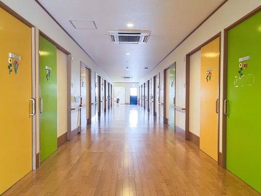 明るく清潔な廊下