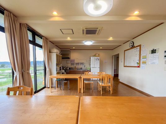 明るい居室の風景