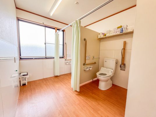 広々とした清潔なトイレ