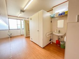 明るい洗面所とシャワー室