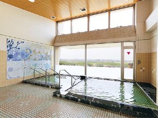 大きな浴槽と窓がある浴室  