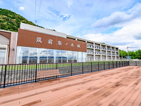 広々した施設の外観