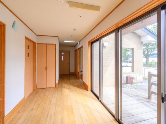木目調の明るい廊下