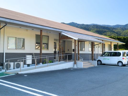 施設の外観と駐車場