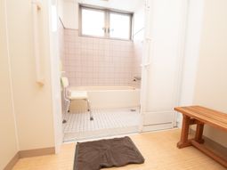 バリアフリー設計の浴室