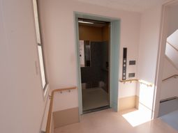 開いているエレベーターのドア