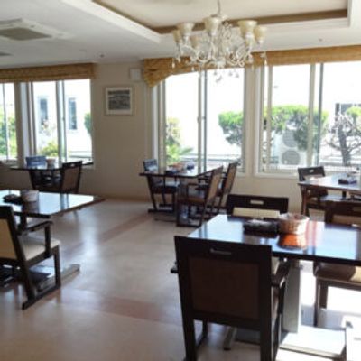 明るい食堂でのお仕事
