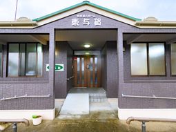 明るい施設の入り口