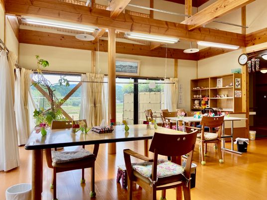 広々とした食堂内観