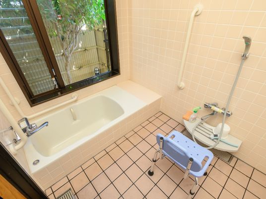 充実設備の清潔な浴室