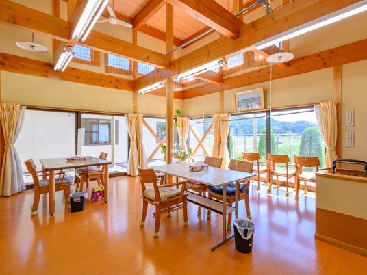 広々とした明るいダイニング