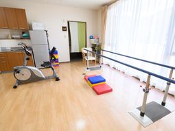 リハビリ機器が並ぶ室内