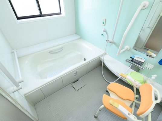 介護用の清潔な浴室
