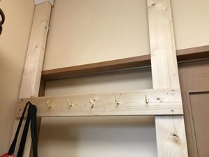 壁面の木製フック棚  