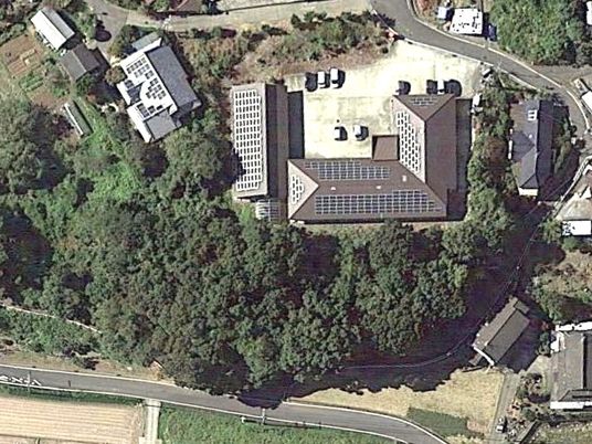 森に囲まれた建物の外観  